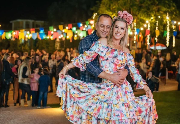 Flávia e Eduardo Toledo reúnem amigos em Arraiá Dance, no Lago Sul