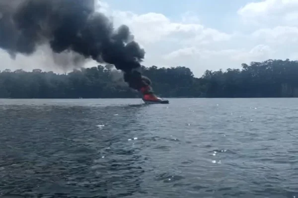 Imagem mostra lancha pegando fogo - Metrópoles