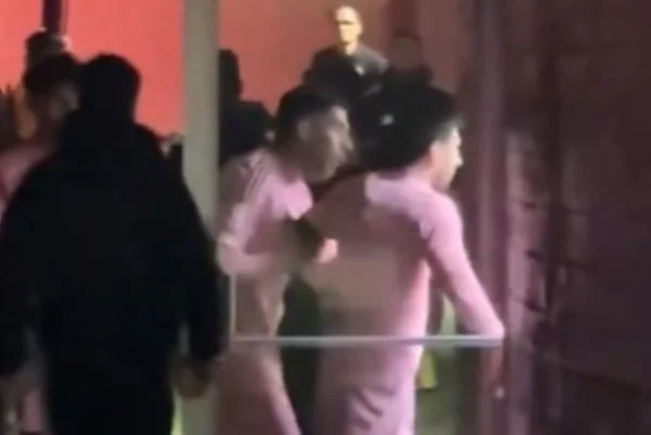 Foto colorida de Messi e Suarez - Metrópoles