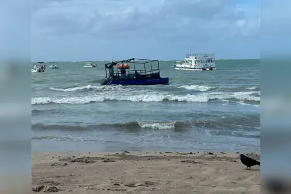 Embarcações afundam em meio a temporal em Maceió, Alagoas.