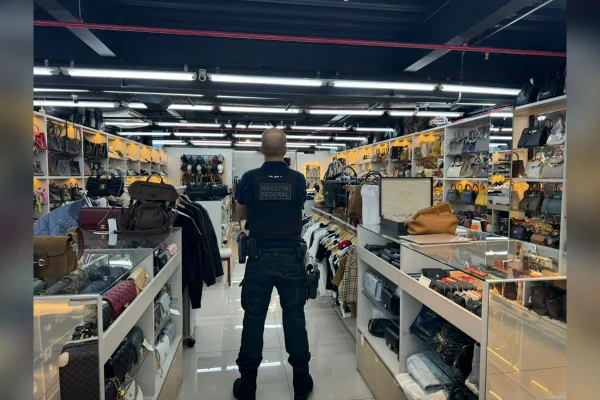 Receita Federal e PMMG fazem operação em Shopping Popular de BH