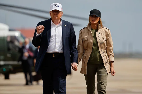 Imagem colorida de Trump e Melania - Metrópoles