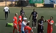 Jogadores cercam Pedro Ivo Souza, que deixa o campo e foge do clube