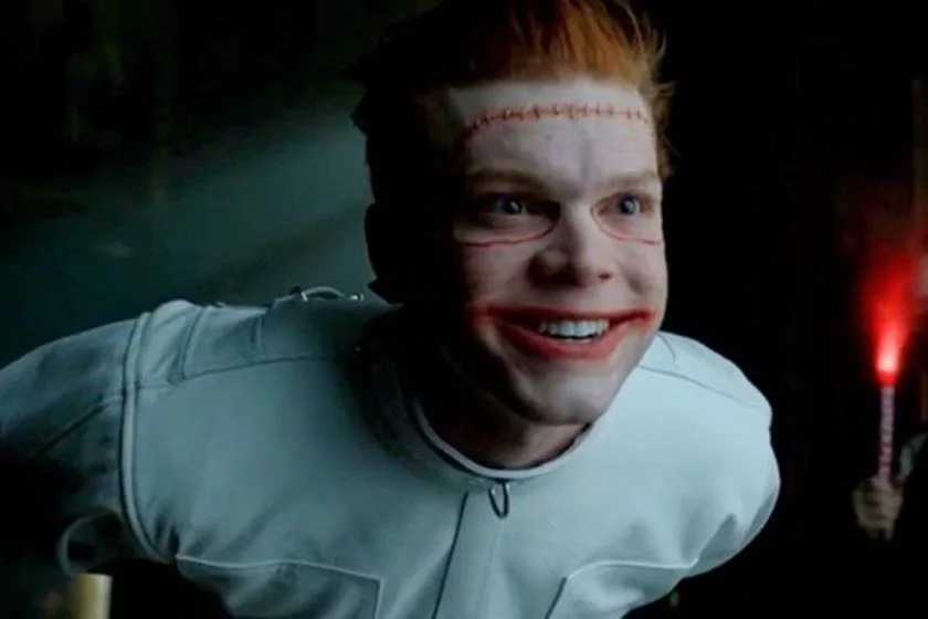 <b>Cameron Monaghan (2015):</b> Ele já demonstra seus talentos como ator dando vida a Jerome e Jeremiah em Gotham. Agora, irá incorporar o Palhaço do Crime por completo, na quinta e última temporada da série Gotham, da Fox <b>Cameron Monaghan (2015):</b> Ele já demonstra seus talentos como ator dando vida a Jerome e Jeremiah em Gotham. Agora, irá incorporar o Palhaço do Crime por completo, na quinta e última temporada da série Gotham, da Fox