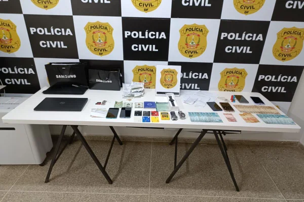 Estande da polícia com notas, celulares em cima