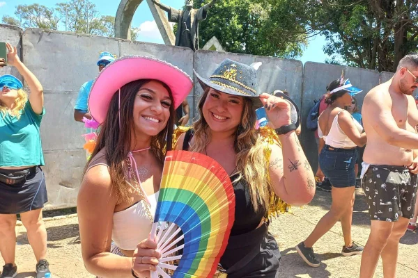Mariana e a amiga Catarina curtem o bloco da cantora Lauana Prado no Ibirapuera - Metrópoles