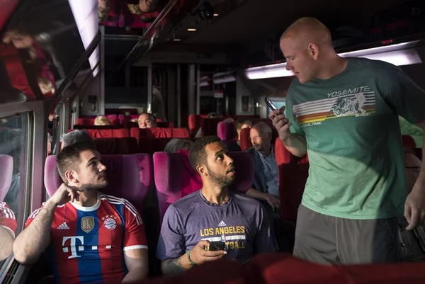 Crítica: 15h17: Trem para Paris reencena ato salvador de heróis comuns
