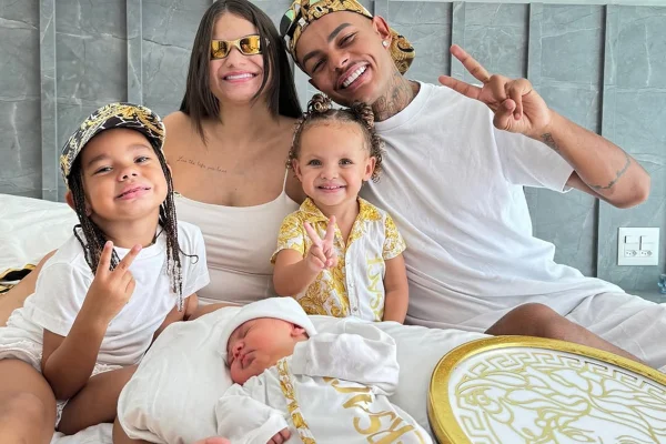 Débora Paixão, Chrys Dias posam com os outros filhos - Metrópoles