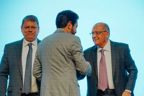 Imagem colorida mostra Tarcisio de Freitas observando o cumprimento entre Ricardo Nunes e Geraldo Alckmin - Metrópoles