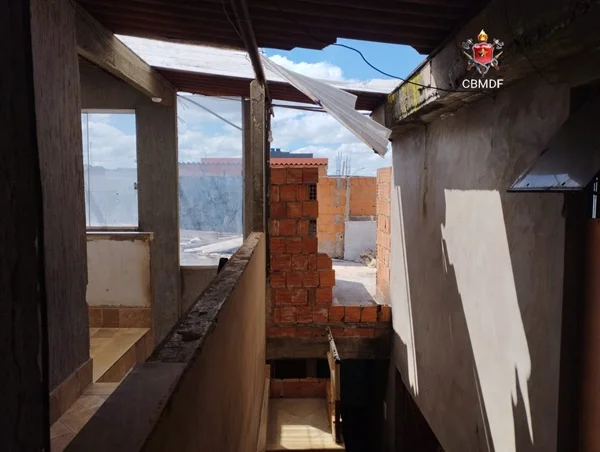 Casa em construção com telhado estragado - Metrópoles
