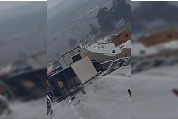 Acidente entre 4 carretas, 4 carros e motos deixa feridos e trava BR-020