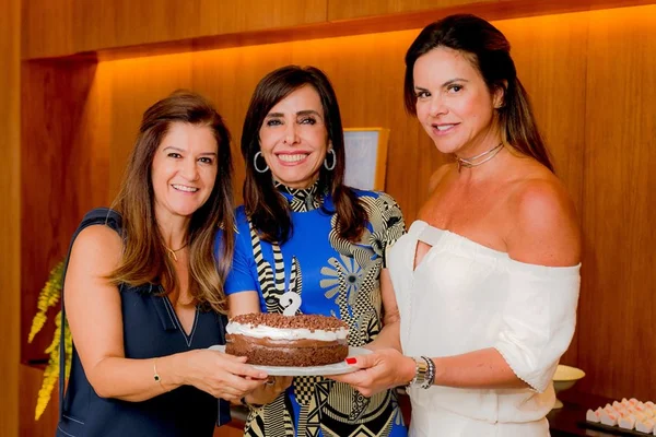 Amigas celebram o aniversário de Cleucy Oliveira