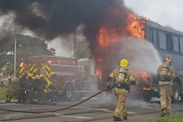 Ônibus pega fogo na BR-020 e assusta passageiros