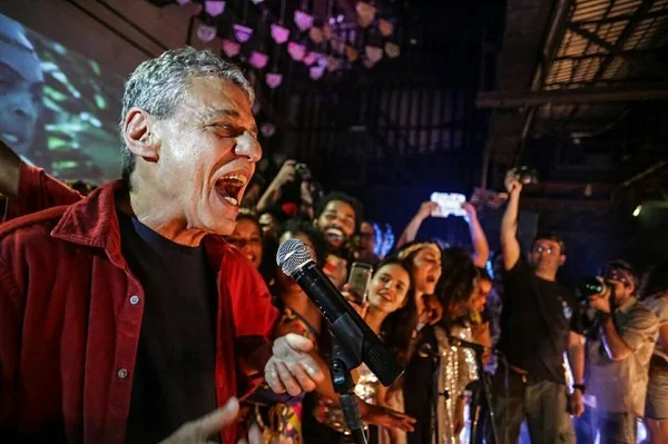Foto colorida de Chico Buarque se apresentando - Metrópoles