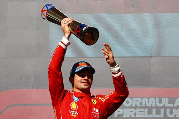 Charles Leclerc da Ferrari comemora vitória em prova no Grand Prix dos Estados Unidos | Metrópoles