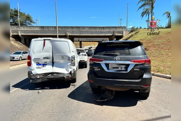 Motorista fica ferido após colisão entre 4 veículos próximo à Ponte JK - destaque galeria