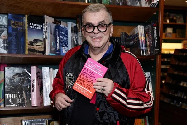 Walcyr Carrasco lança livro no Rio e reúne alto escalão em livraria