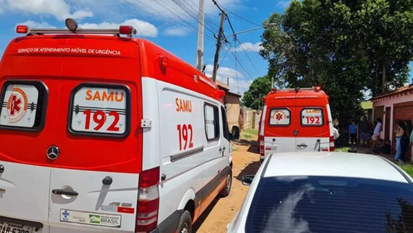 foto mostra dois carros do Samu em uma rua sem asfalto