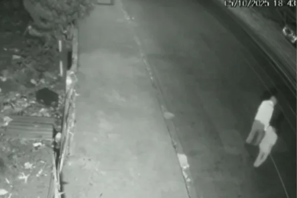 Imagem em preto e branco de um casal de idosos atravessando uma rua antes de ser atropelado por um homem bêbado - Metrópoles