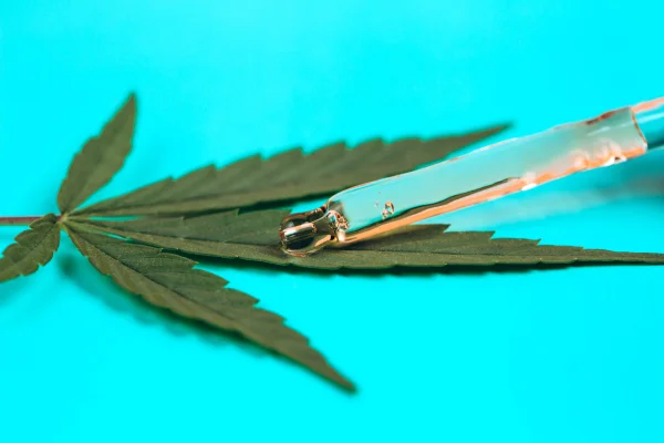 Conta gostas ao lado de folha de maconha