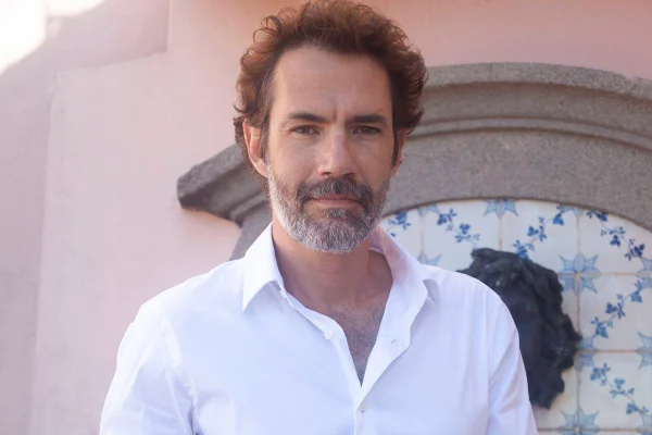 foto colorida de homem branco de meia idade com barba e camisa social - metrópoles