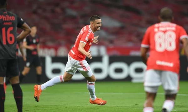 Inter segura pressão do Athletico, ganha e retoma o 2° lugar no Brasileirão