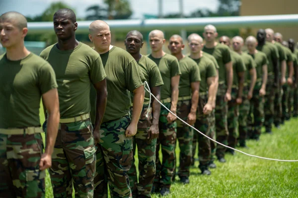 Imagem colorida da série Boots, da Netflix