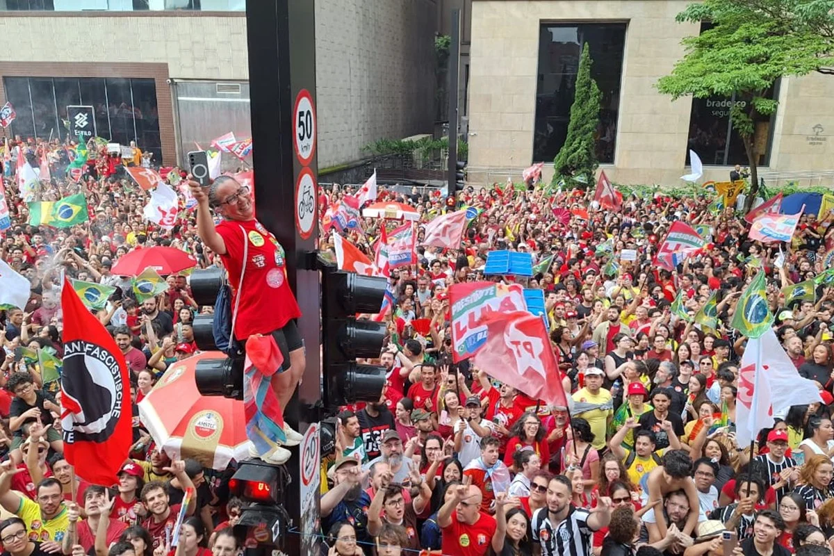 Veja fotos da festa na Avenida Paulista após reeleição de Lula - imagem 3 Veja fotos da festa na Avenida Paulista após reeleição de Lula - imagem 3