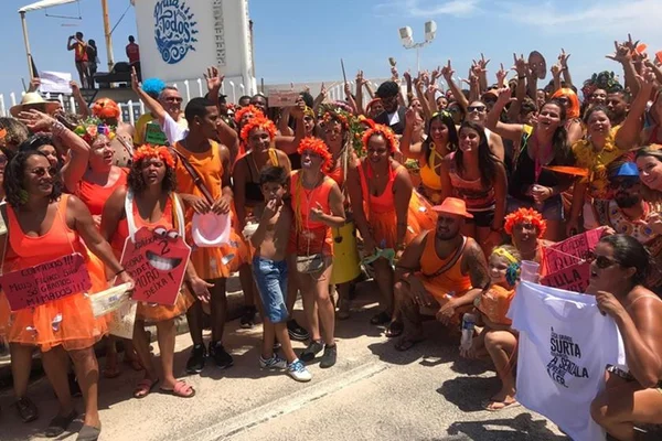Foliões fazem protesto em frente à casa de Bolsonaro no Rio
