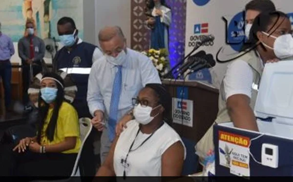 Enfermeira de 53 anos recebe primeira vacina contra Covid-19 na Bahia