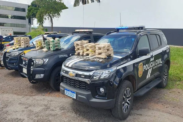 Tabletes de maconha em cima de viaturas