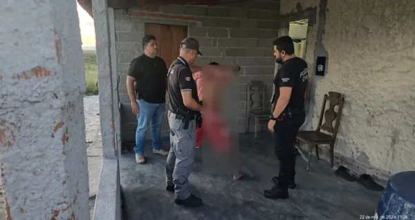 Foto colorida e borrada do homem sendo preso - Metrópoles