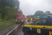 Carreta com 26 mil litros de óleo pega fogo e trava Régis Bittencourt - imagem 2 Carreta com 26 mil litros de óleo pega fogo e trava Régis Bittencourt - imagem 2