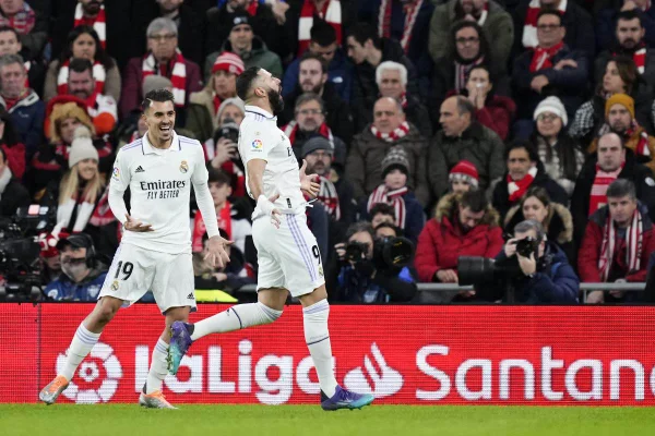 Benzema comemora gol pelo Real Madrid