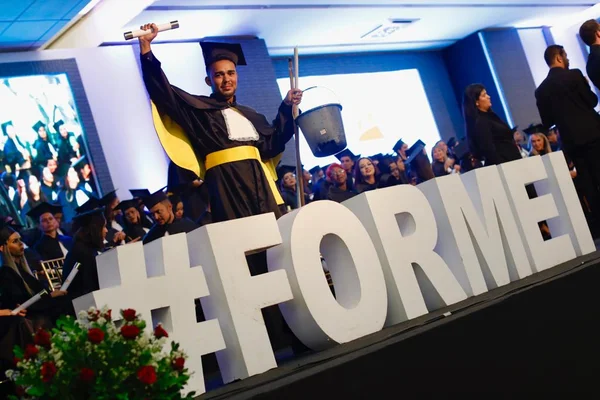 De vassoura e balde na mão, ex-faxineiro recebe diploma de jornalismo