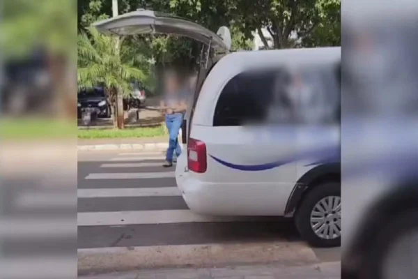 Imagem colorida do carro da funerária - Metrópoles