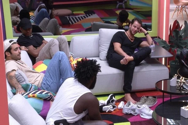 Gustavo e Douglas Silva discutem por conta de cooler de gelo
