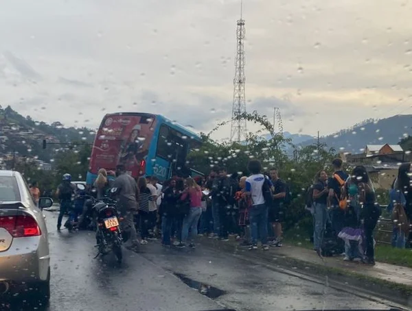 Vídeo: ônibus perde o controle e fica pendurado em ribanceira no RJ