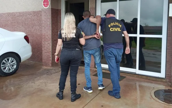 Homem suspeito de ameaçar a ex-namorada sendo preso por policiais civis em Trindade, Goiás