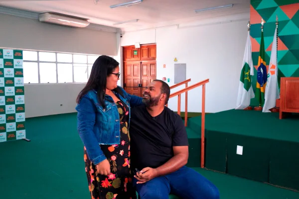 Professor do Uniceplac recebe surpresa de filha no Dia dos Pais