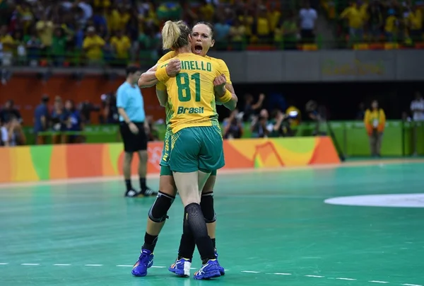 Seleção feminina de handebol vence e assume liderança do grupo