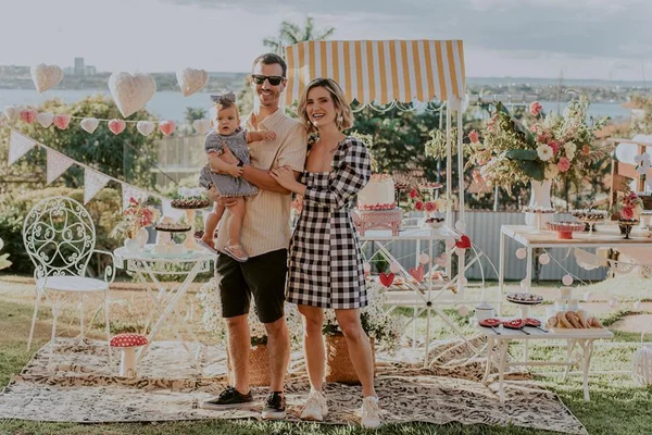 Rafael e Lucila Pena comemoram o primeiro ano de Maria de Lourdes