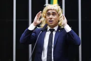 NIkolas Ferreira de peruca na Câmara dos Deputados NIkolas Ferreira de peruca na Câmara dos Deputados