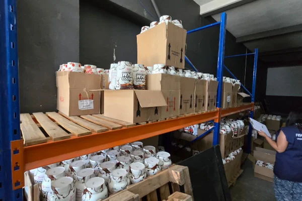 Os suplementos falsificados foram apreendidos em um estabelecimento em Americana, no interior de São Paulo. Suspeita foi presa em flagrante - Metrópoles
