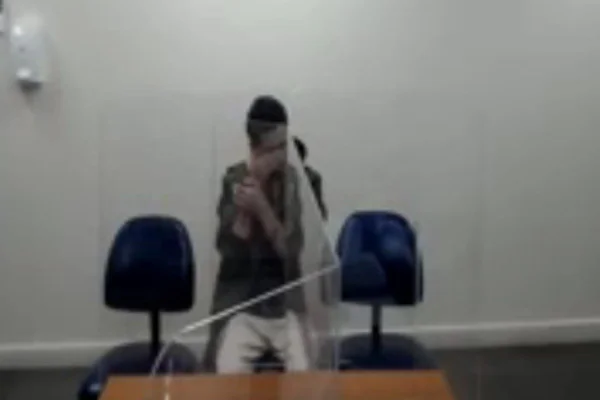Imagem colorida mostra Igor Sauceda na audiência de custódia no último dia 29/7 - Metrópoles