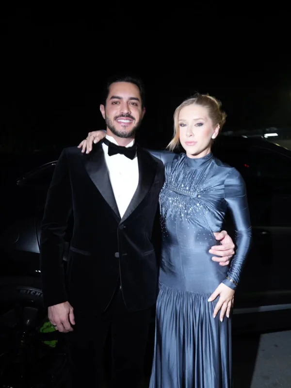 Cela Lopes reage a look igual ao de Patrícia Abravanel: “Minha chefe” - destaque galeria