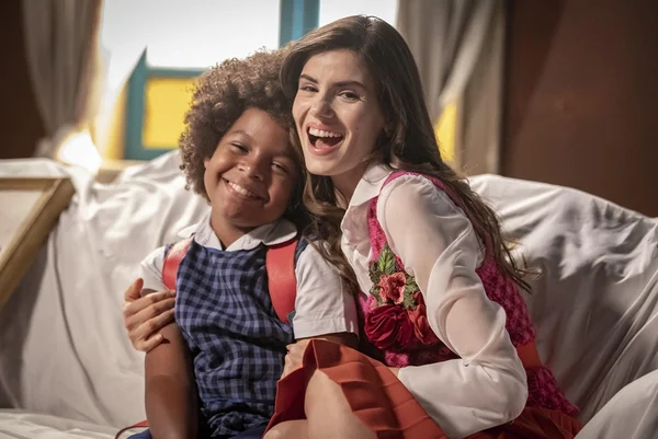 Foto colorida de Camila Queiroz (Marê) e Levi Asaf (Marcelino) - Metrópoles