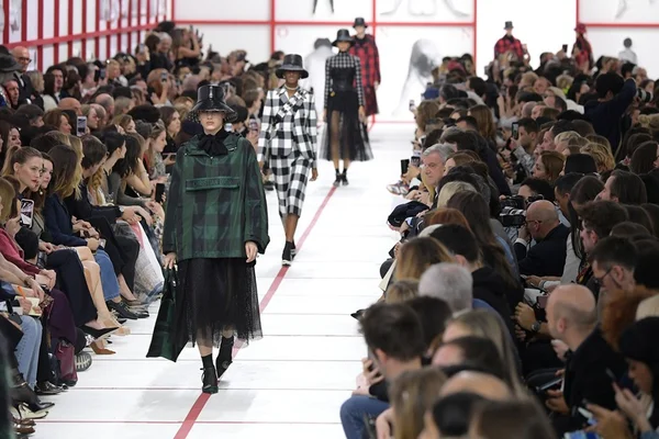 Paris Fashion Week: Dior apresenta coleção pesada com toque grunge