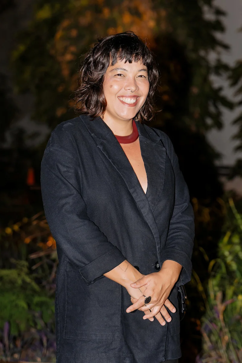 Formada em Artes Visuais pela Universidade Federal da Paraíba, Íris Helena investiga criticamente a paisagem urbana de Brasília. Na obra Primeira Pedra, exposta na mostra, ela utiliza impressão sob Pedras Portuguesas coletadas na Praça dos Três poderes