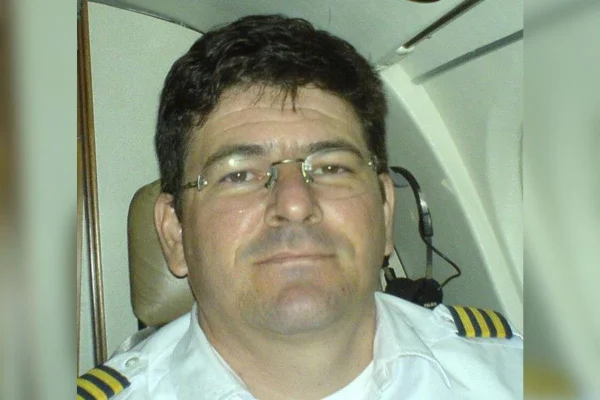Piloto que morreu em explosão de avião em Ubatuba, identificado como Paulo Seghetto - Metrópoles